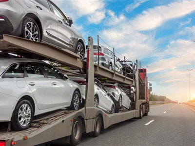 Auto-Transporter auf Strasse